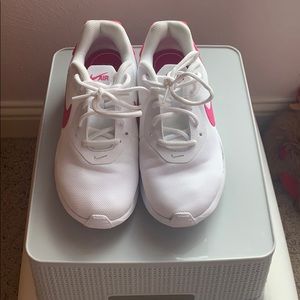 Pink and white Nike Air Max Oketo.
